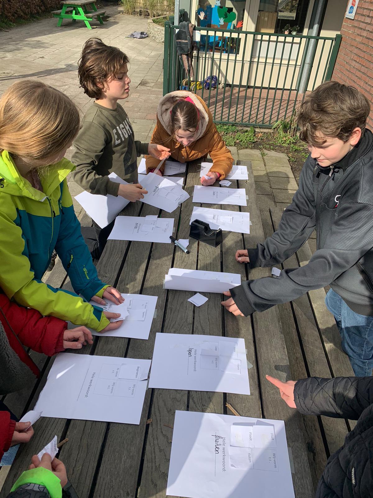 Leerlingen van KC 't Echtenest werken samen aan een opdracht op het schoolplein in Echten (Drenthe). Leerlingen van KC 't Echtenest werken samen aan een opdracht op het schoolplein in Echten (Drenthe).