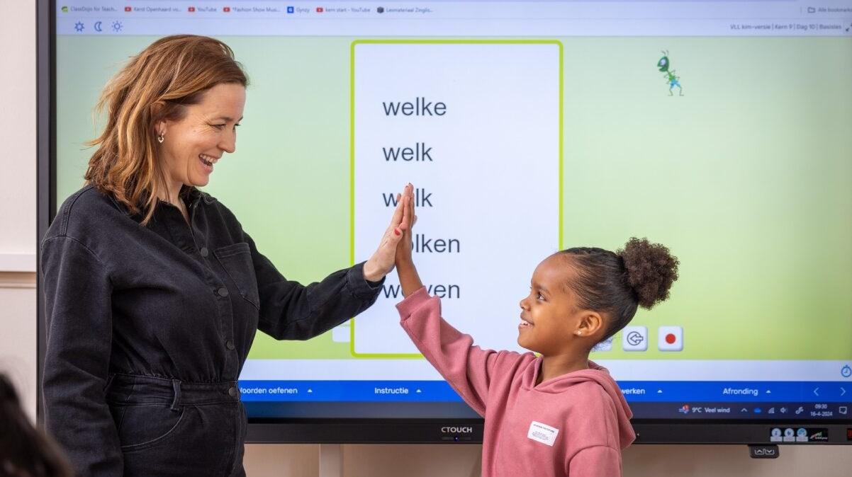 Leerlingen van Kindcentrum Blijvliet in Rotterdam oefenen samen met de juf op een interactieve manier. Leerlingen van Kindcentrum Blijvliet in Rotterdam oefenen samen met de juf op een interactieve manier.