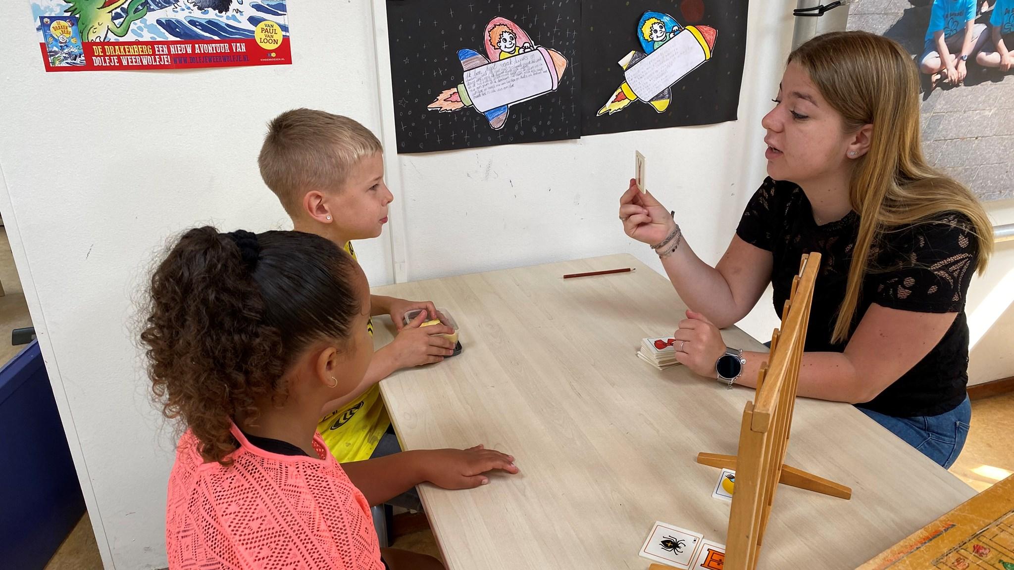 Leerlingen van Kindcentrum De Bussel in Blokker zijn betrokken bij een interactieve lesactiviteit. Leerlingen van Kindcentrum De Bussel in Blokker zijn betrokken bij een interactieve lesactiviteit.