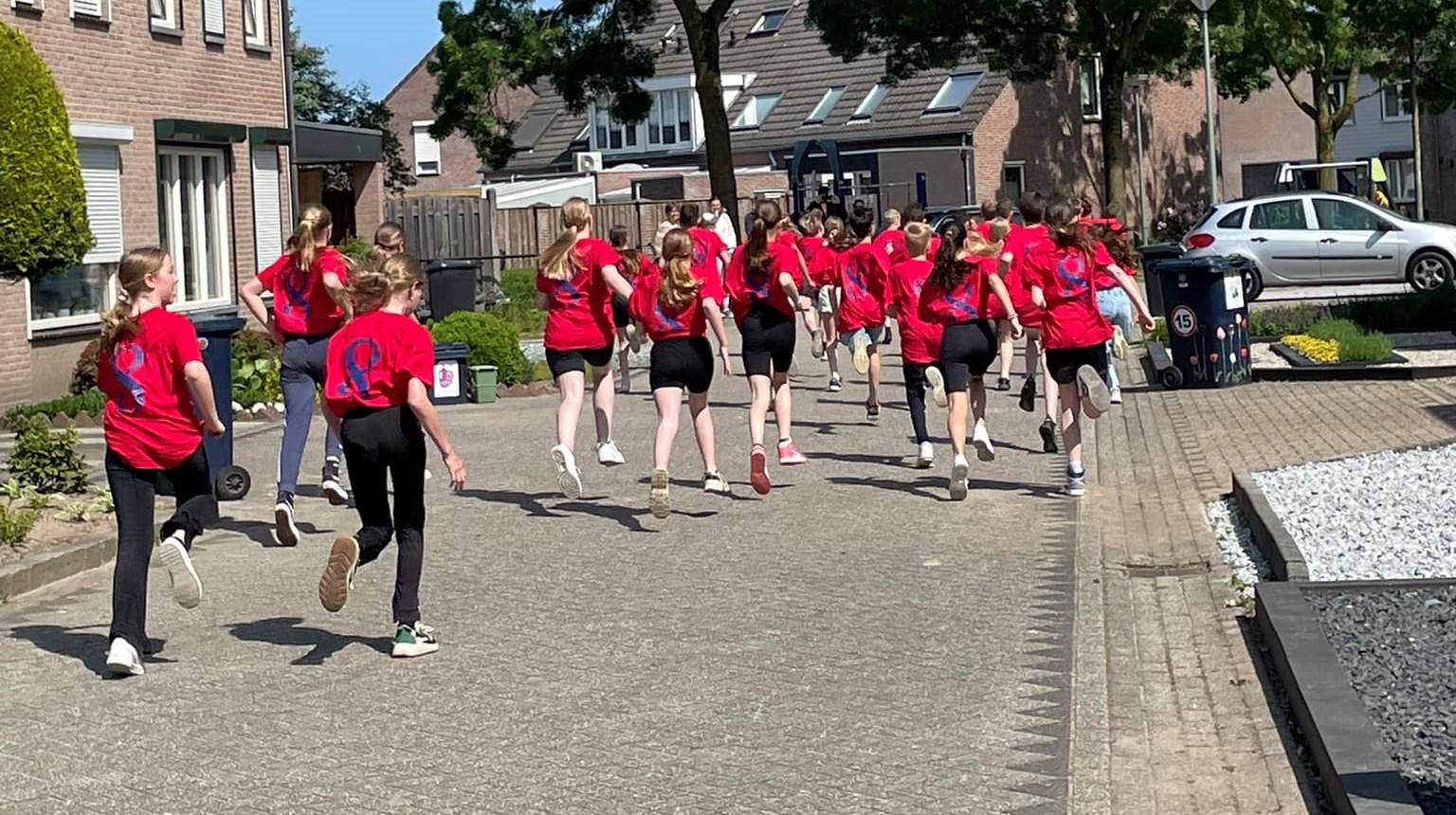 Leerlingen van Kindcentrum de Doolgaard in Horst rennen op het schoolplein. Leerlingen van Kindcentrum de Doolgaard in Horst rennen op het schoolplein.