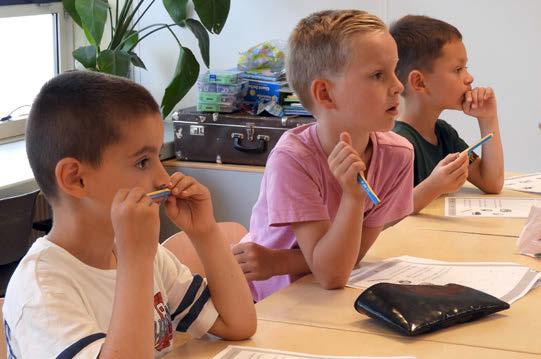 Leerlingen van Kindcentrum De Duif in Heiloo luisteren aandachtig tijdens een les. Leerlingen van Kindcentrum De Duif in Heiloo luisteren aandachtig tijdens een les.