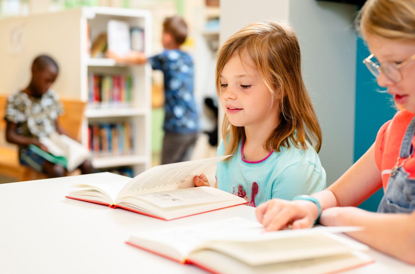 Leerlingen van Kindcentrum De Morgenster in Zwolle lezen boeken in de klas.