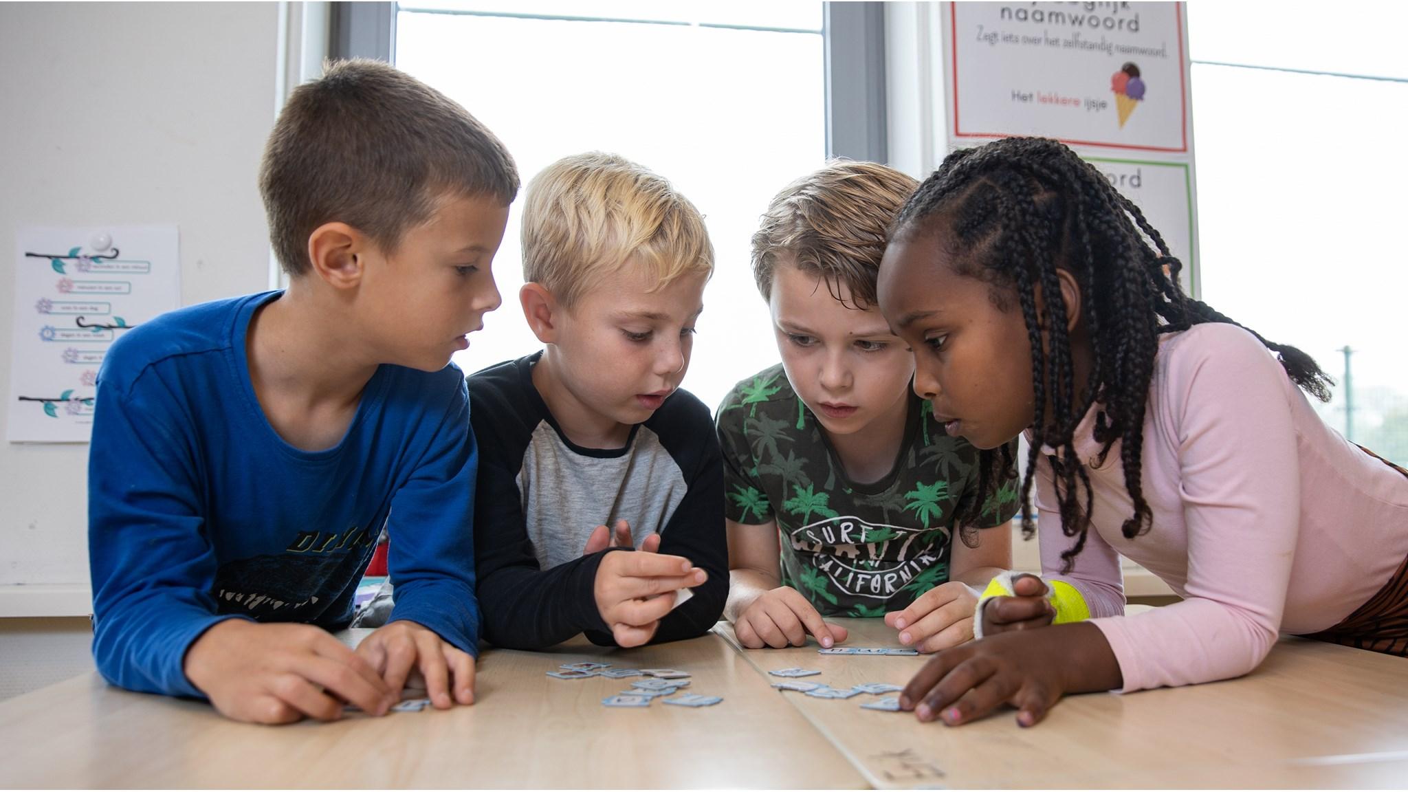 Leerlingen van Kindcentrum De Regenboog in Ooltgensplaat werken samen aan een spelletje. Leerlingen van Kindcentrum De Regenboog in Ooltgensplaat werken samen aan een spelletje.