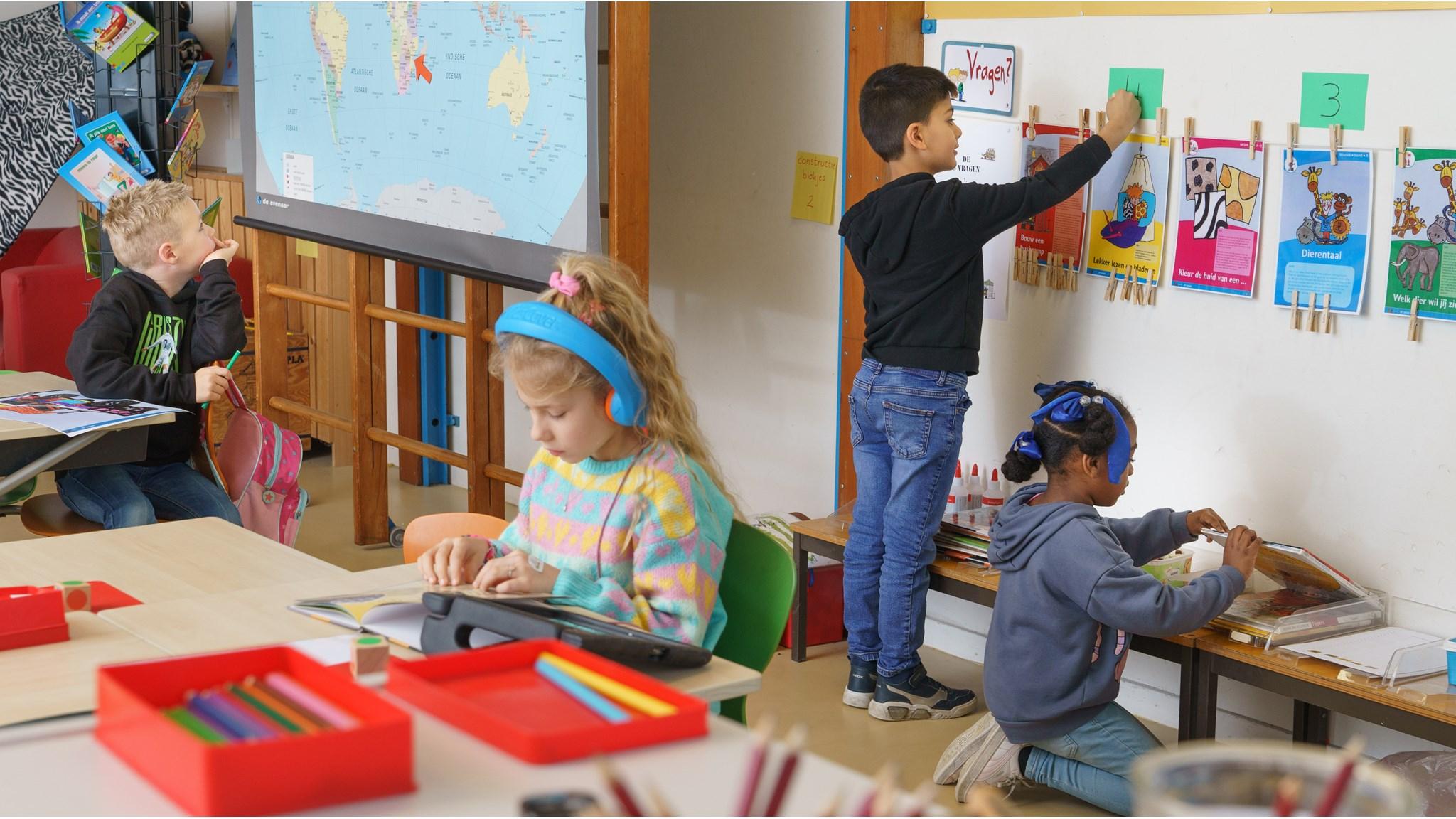 Leerlingen van Kindcentrum de Rietpluim in Delfzijl zijn bezig met creatieve activiteiten in de klas. Leerlingen van Kindcentrum de Rietpluim in Delfzijl zijn bezig met creatieve activiteiten in de klas.