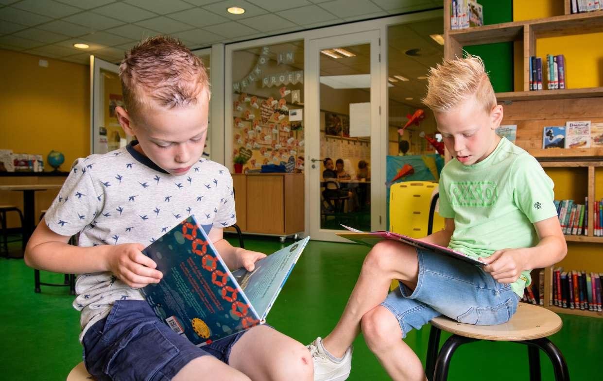 Leerlingen van Kindcentrum De Spreng in Barneveld verdiepen zich in boeken in een kleurrijke leeromgeving. Leerlingen van Kindcentrum De Spreng in Barneveld verdiepen zich in boeken in een kleurrijke leeromgeving.