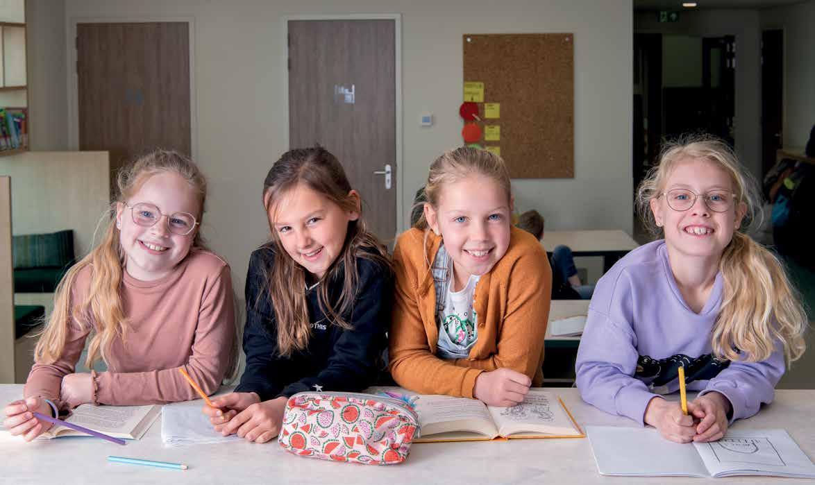Leerlingen van Kindcentrum De Spreng in Hoevelaken werken samen aan hun schoolopdrachten. Leerlingen van Kindcentrum De Spreng in Hoevelaken werken samen aan hun schoolopdrachten.
