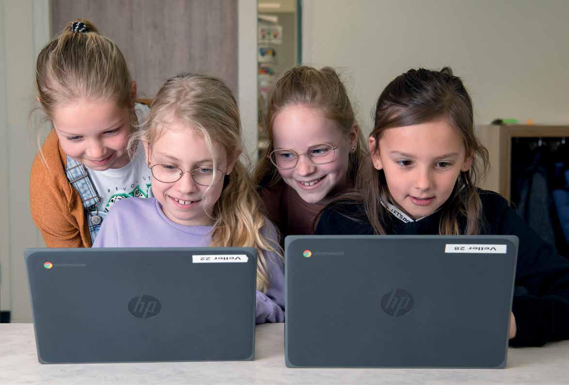 Leerlingen van Kindcentrum De Spreng in Hoevelaken werken samen met laptops. Leerlingen van Kindcentrum De Spreng in Hoevelaken werken samen met laptops.