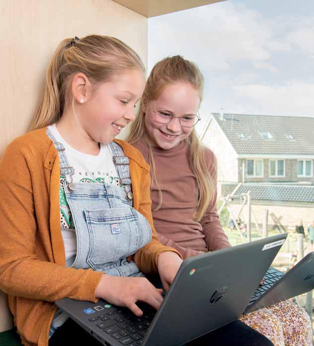 Leerlingen van Kindcentrum De Spreng in Hoevelaken werken samen op laptops. Leerlingen van Kindcentrum De Spreng in Hoevelaken werken samen op laptops.
