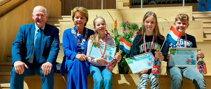 Leerlingen van Kindcentrum Dierdonk in Helmond ontvangen hun certificaten en prijzen tijdens een succesvolle ceremonie. Leerlingen van Kindcentrum Dierdonk in Helmond ontvangen hun certificaten en prijzen tijdens een succesvolle ceremonie.