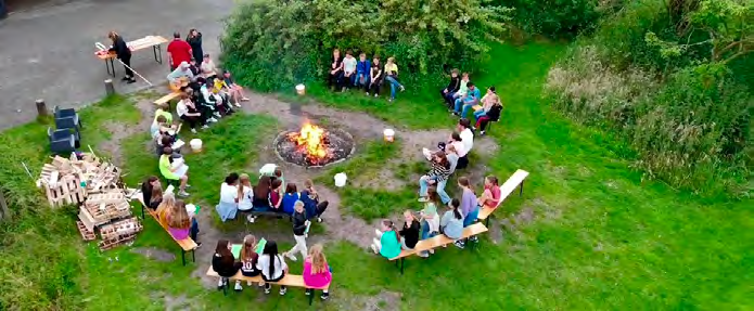 Leerlingen van Kindcentrum Dierdonk in Helmond rond een vuurplaats op het schoolplein. Leerlingen van Kindcentrum Dierdonk in Helmond rond een vuurplaats op het schoolplein.
