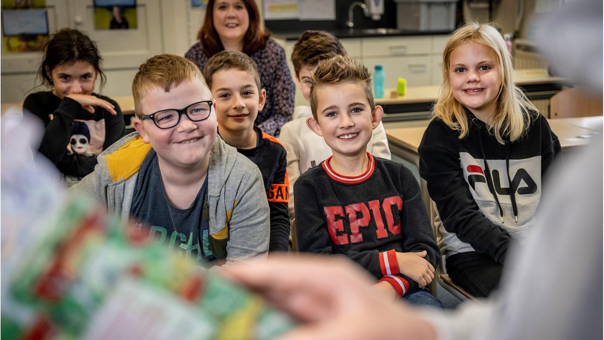 Leerlingen van Kindcentrum Eikerwijs in Kessel genieten van een creatieve lesactiviteit.