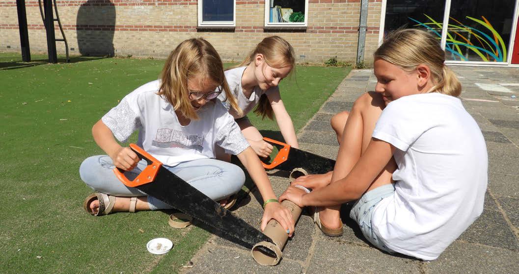 Leerlingen van Kindcentrum Helmgras in Castricum zijn aan het knutselen op het schoolplein. Leerlingen van Kindcentrum Helmgras in Castricum zijn aan het knutselen op het schoolplein.