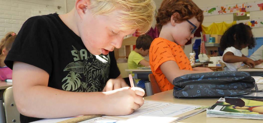 Leerlingen van Kindcentrum Helmgras in Castricum zijn bezig met hun schoolwerk in de klas. Leerlingen van Kindcentrum Helmgras in Castricum zijn bezig met hun schoolwerk in de klas.