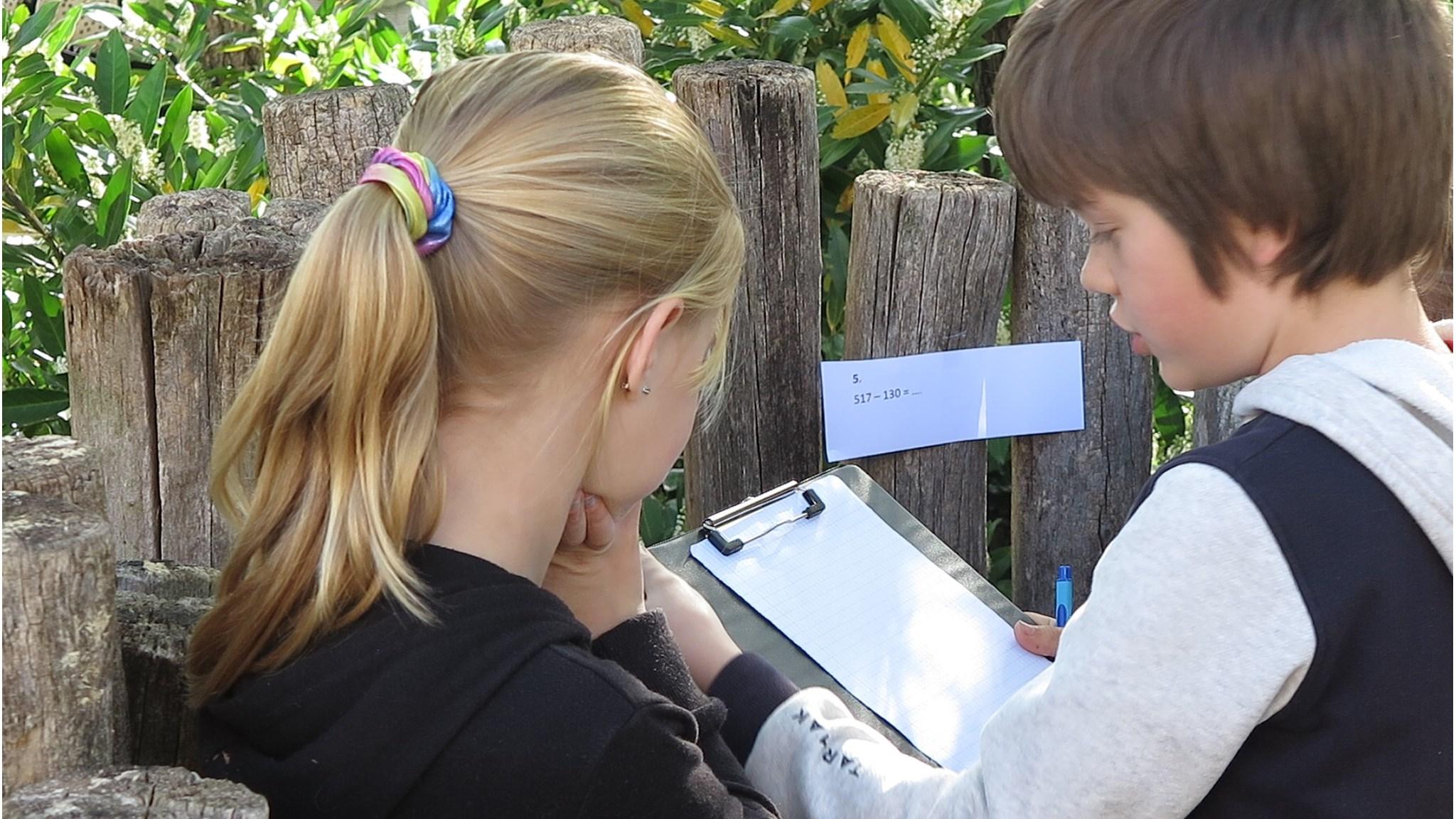 Leerlingen van Kindcentrum Kolmenscate in Deventer werken samen buiten aan een schoolopdracht. Leerlingen van Kindcentrum Kolmenscate in Deventer werken samen buiten aan een schoolopdracht.