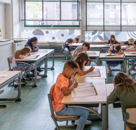 Leerlingen van KPO Basisschool Jeroen Bosch in Roosendaal zijn druk bezig met hun werk in de klas. Leerlingen van KPO Basisschool Jeroen Bosch in Roosendaal zijn druk bezig met hun werk in de klas.