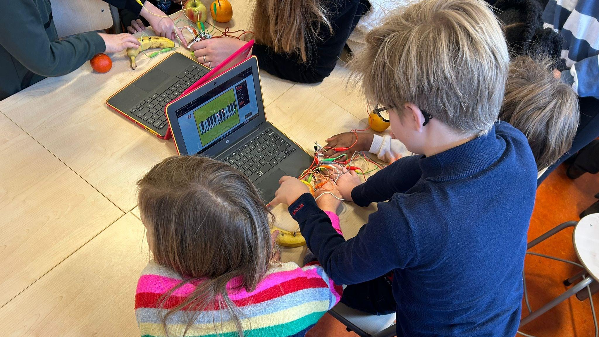 Leerlingen van Liduina in Den Haag experimenteren met een interactieve muziekactiviteit met fruit en laptops. Leerlingen van Liduina in Den Haag experimenteren met een interactieve muziekactiviteit met fruit en laptops.