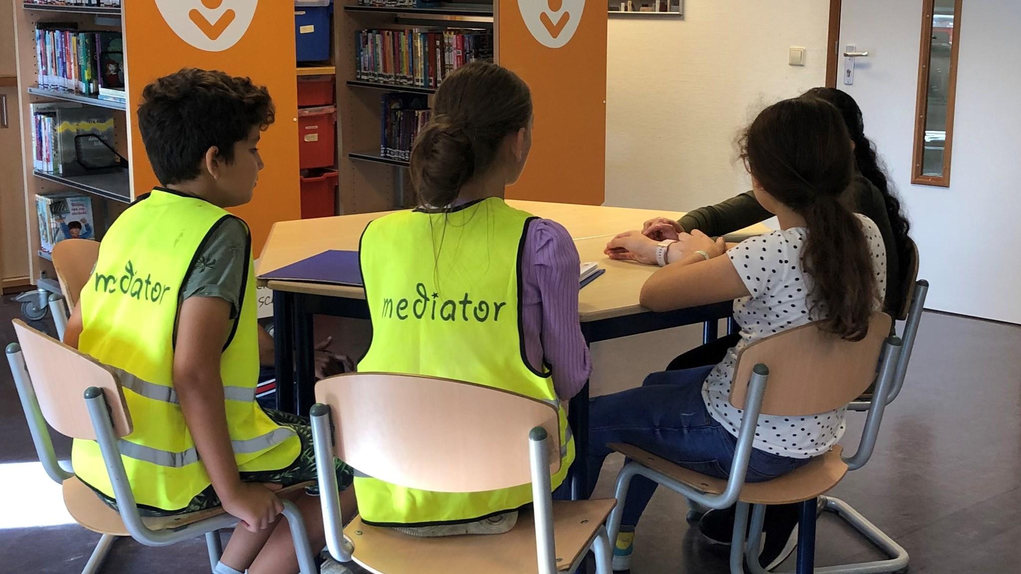 Leerlingen van Montessori Basisschool De Kosmos in Hoogland tijdens een mediation sessie. Leerlingen van Montessori Basisschool De Kosmos in Hoogland tijdens een mediation sessie.
