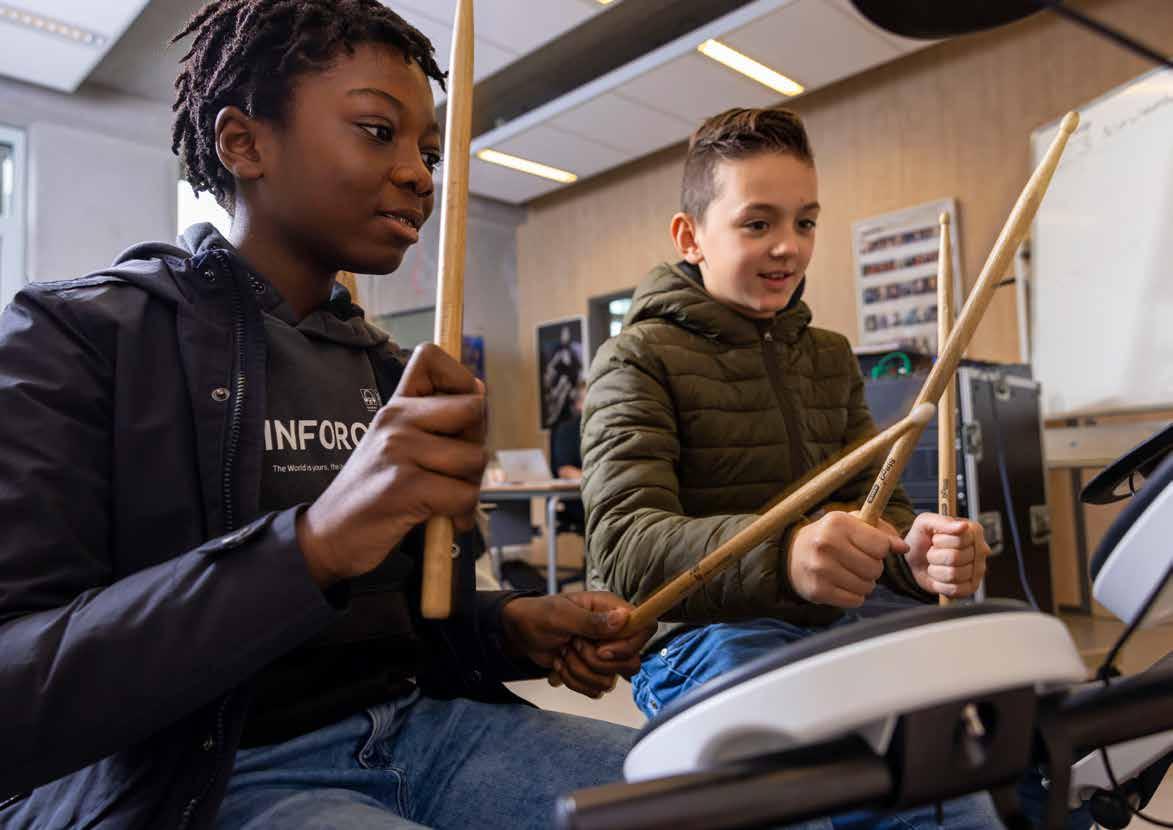 Leerlingen van Montessori Campus 0-18 PO in Almere oefenen samen op een drumstel. Leerlingen van Montessori Campus 0-18 PO in Almere oefenen samen op een drumstel.
