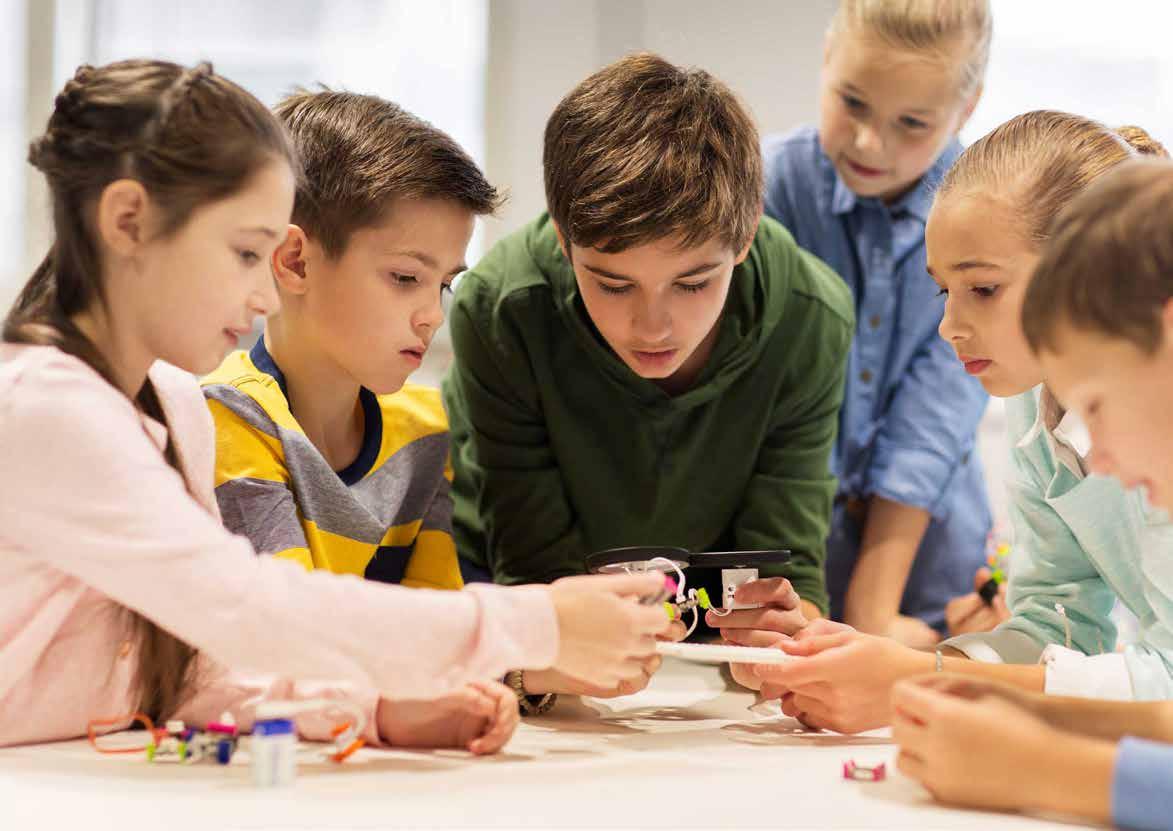 Leerlingen van Montessori Campus 0-18 PO in Almere werken samen aan een creatief project. Leerlingen van Montessori Campus 0-18 PO in Almere werken samen aan een creatief project.