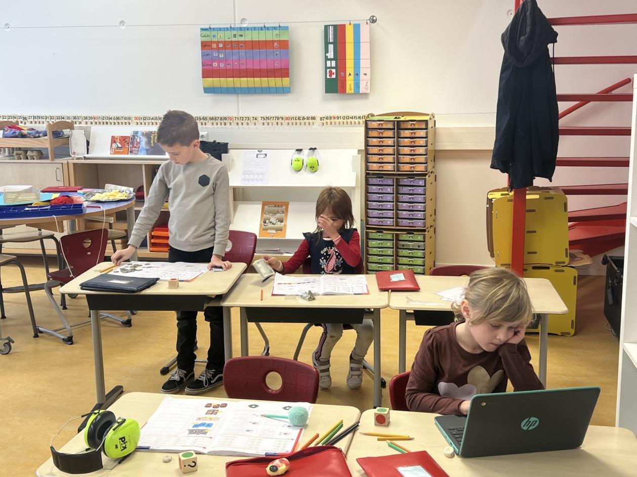 Leerlingen van NBS De Sterren in Uithuizermeeden bezig met hun schoolwerk in de klas. Leerlingen van NBS De Sterren in Uithuizermeeden bezig met hun schoolwerk in de klas.