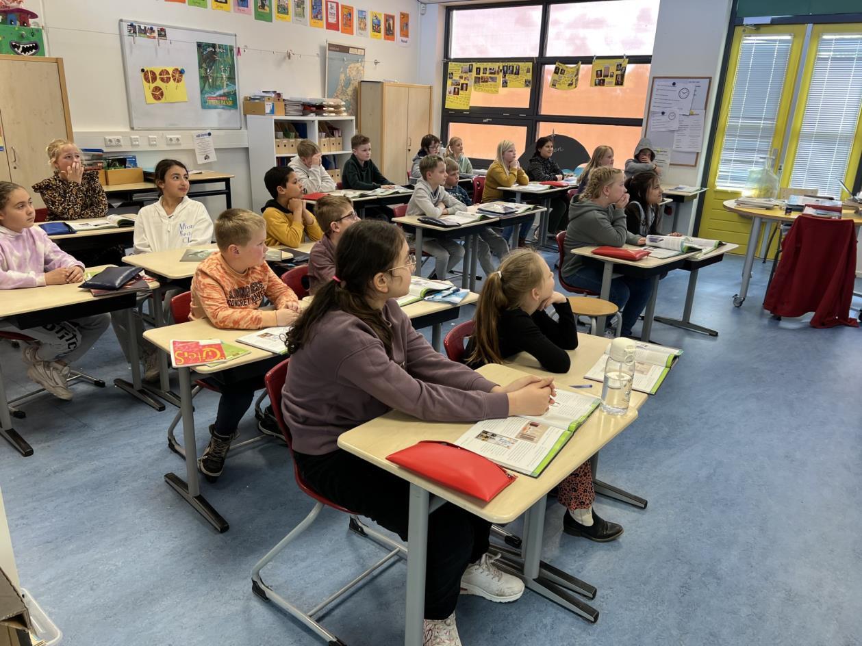 Leerlingen van NBS De Sterren in Uithuizermeeden luisteren aandachtig tijdens de les. Leerlingen van NBS De Sterren in Uithuizermeeden luisteren aandachtig tijdens de les.