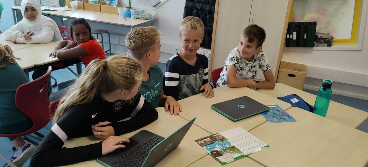 Leerlingen van NBS De Sterren in Uithuizermeeden werken samen aan hun laptops in de klas. Leerlingen van NBS De Sterren in Uithuizermeeden werken samen aan hun laptops in de klas.