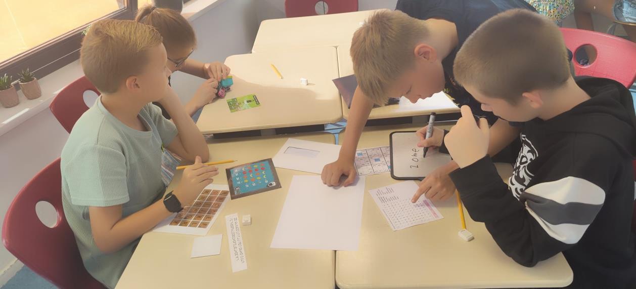 Leerlingen van NBS De Sterren in Uithuizermeeden werken samen aan schoolopdrachten aan een tafel. Leerlingen van NBS De Sterren in Uithuizermeeden werken samen aan schoolopdrachten aan een tafel.
