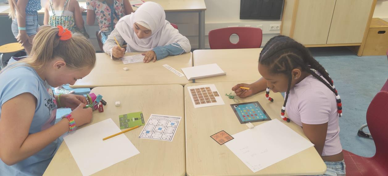 Leerlingen van NBS De Sterren in Uithuizermeeden zijn bezig met creatief leren aan hun tafels. Leerlingen van NBS De Sterren in Uithuizermeeden zijn bezig met creatief leren aan hun tafels.
