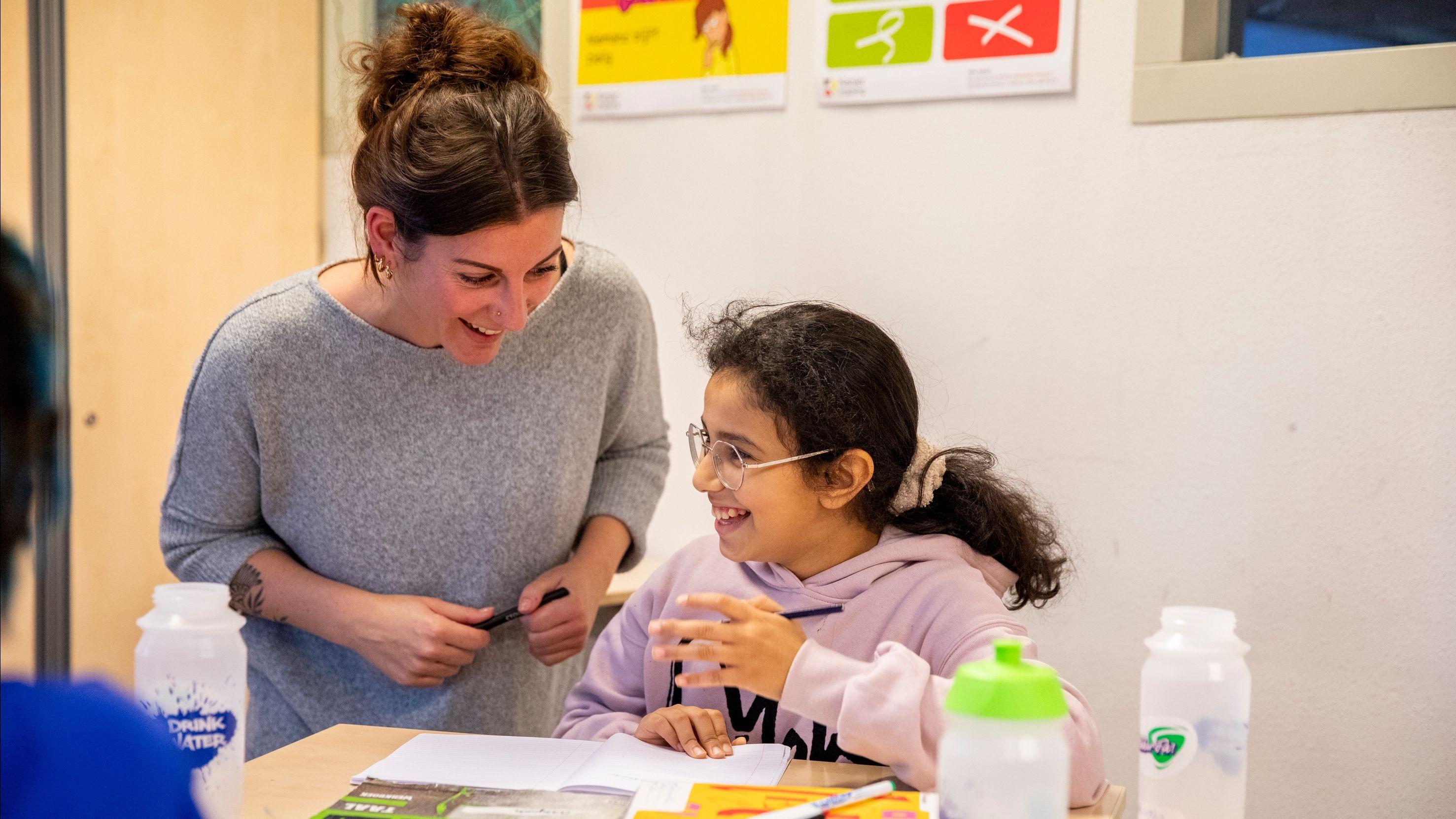Leerlingen van Obs Charlois in Rotterdam werken samen en lachen in de klas. Leerlingen van Obs Charlois in Rotterdam werken samen en lachen in de klas.