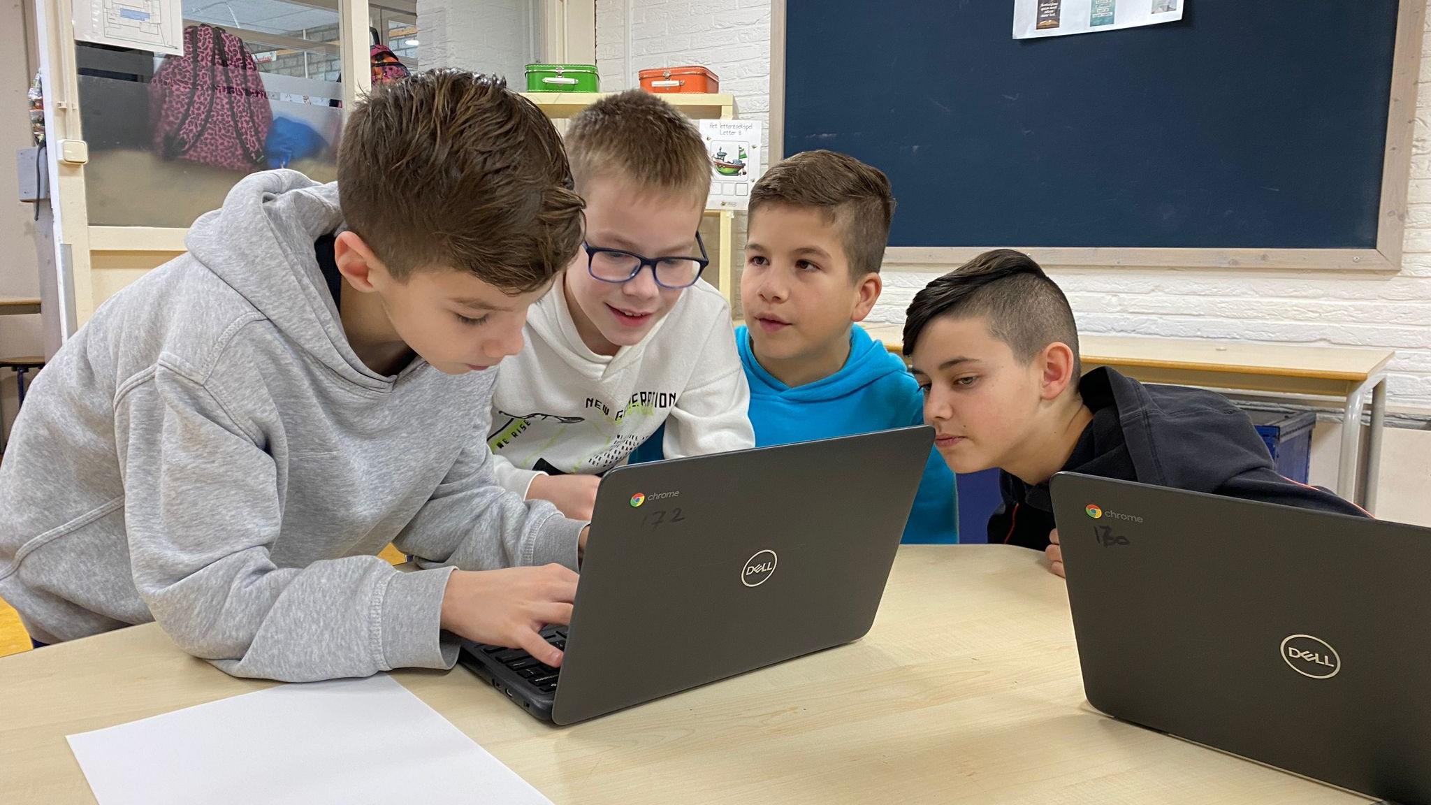 Leerlingen van obs Daltonschool De Tweemaster (De Windvaan) in Hoorn (Noord-Holland) werken samen op laptops. Leerlingen van obs Daltonschool De Tweemaster (De Windvaan) in Hoorn (Noord-Holland) werken samen op laptops.