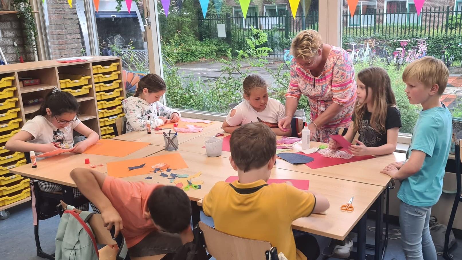 Leerlingen van OBS Daltonschool De Tweemaster (De Windvaan) in Hoorn (Noord-Holland) zijn creatief bezig met knutselen in de klas. Leerlingen van OBS Daltonschool De Tweemaster (De Windvaan) in Hoorn (Noord-Holland) zijn creatief bezig met knutselen in de klas.