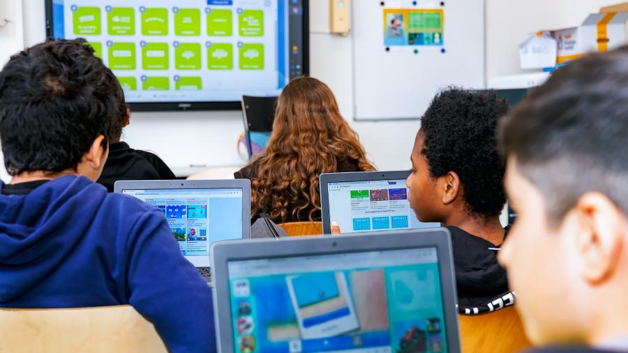 Leerlingen van OBS De Akkers in Rotterdam werken aan hun laptops tijdens een les. Leerlingen van OBS De Akkers in Rotterdam werken aan hun laptops tijdens een les.