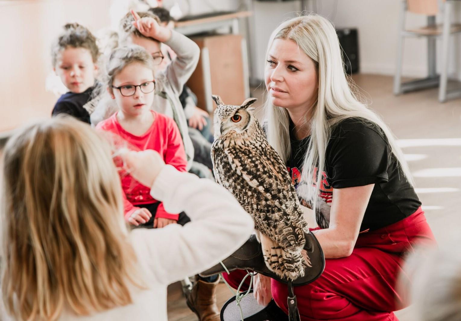 Leerlingen van obs De Bosrand in Oostvoorne luisteren aandachtig naar een presentatie over een uil. Leerlingen van obs De Bosrand in Oostvoorne luisteren aandachtig naar een presentatie over een uil.