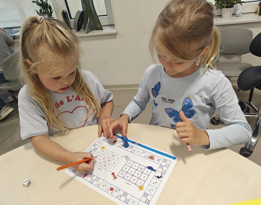 Leerlingen van OBS De Dennenkamp in Ommen spelen een educatief spel aan een tafel. Leerlingen van OBS De Dennenkamp in Ommen spelen een educatief spel aan een tafel.