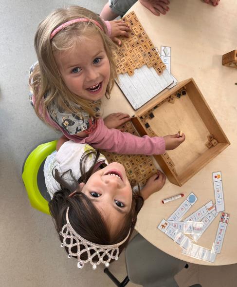 Leerlingen van obs De Dennenkamp in Ommen spelen samen met letters en spellen aan hun schoolplein. Leerlingen van obs De Dennenkamp in Ommen spelen samen met letters en spellen aan hun schoolplein.