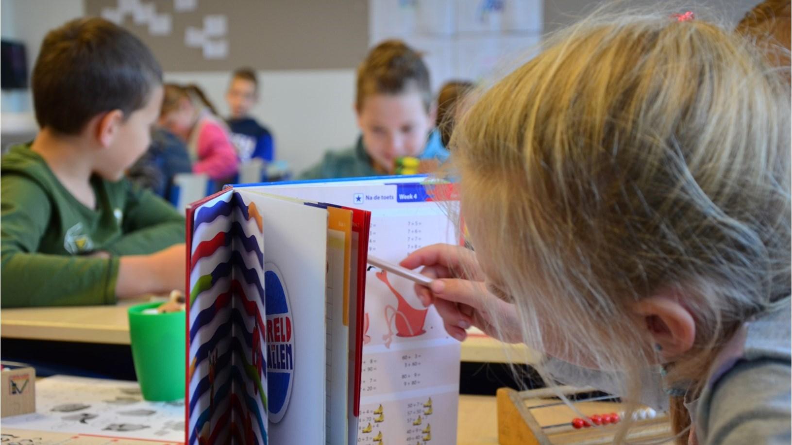 Leerlingen van obs De Kranepoort in Gouderak zijn actief aan het werk in de klas. Leerlingen van obs De Kranepoort in Gouderak zijn actief aan het werk in de klas.