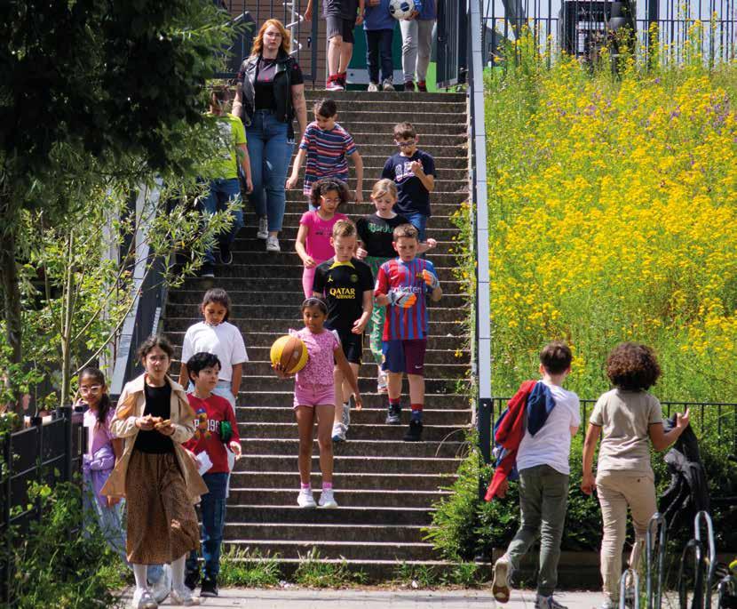 Leerlingen van Obs De Optimist in Hoofddorp lopen naar het schoolplein.