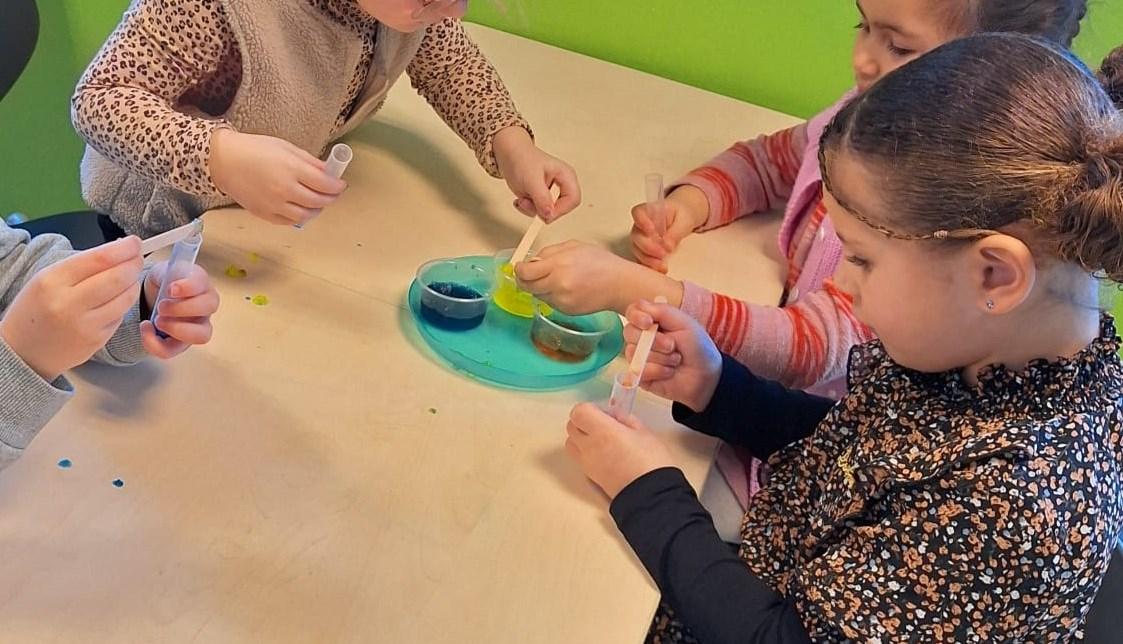 Leerlingen van OBS De SamenSprong in Steenwijk experimenteren met kleuren in een wetenschapsactiviteit. Leerlingen van OBS De SamenSprong in Steenwijk experimenteren met kleuren in een wetenschapsactiviteit.