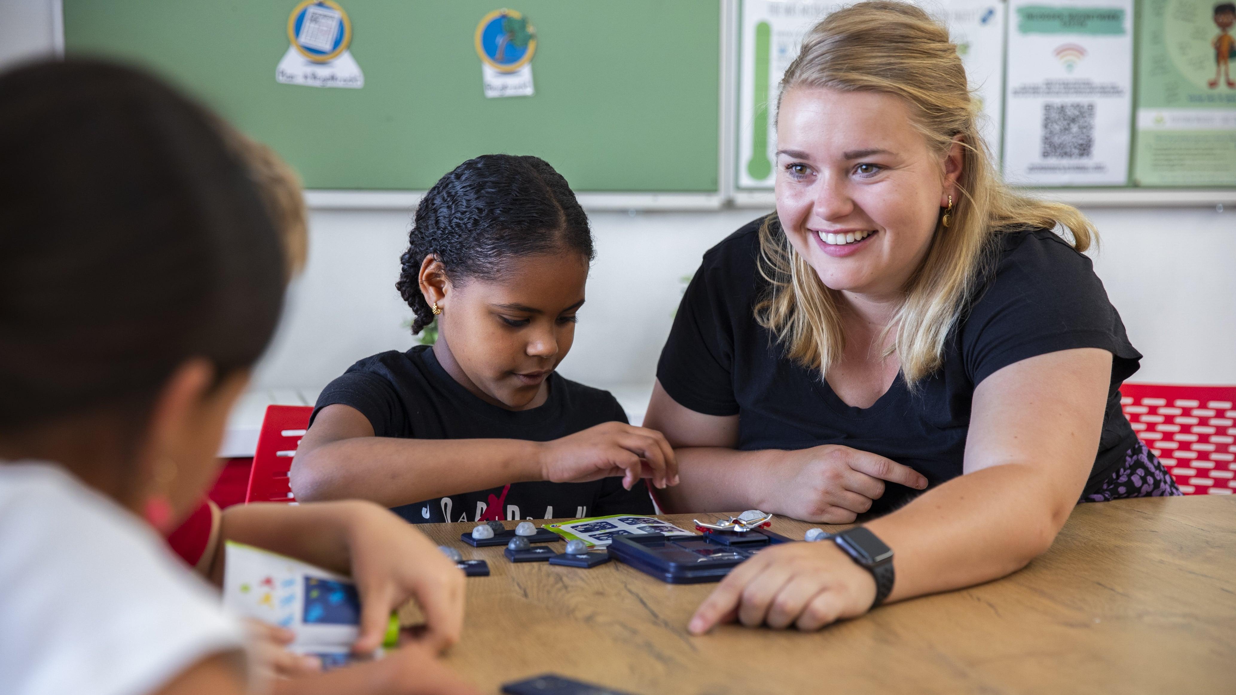 Leerlingen van O.b.s. De Vogelenzang in Spijkenisse werken samen met hun lerares aan een educatief project. Leerlingen van O.b.s. De Vogelenzang in Spijkenisse werken samen met hun lerares aan een educatief project.