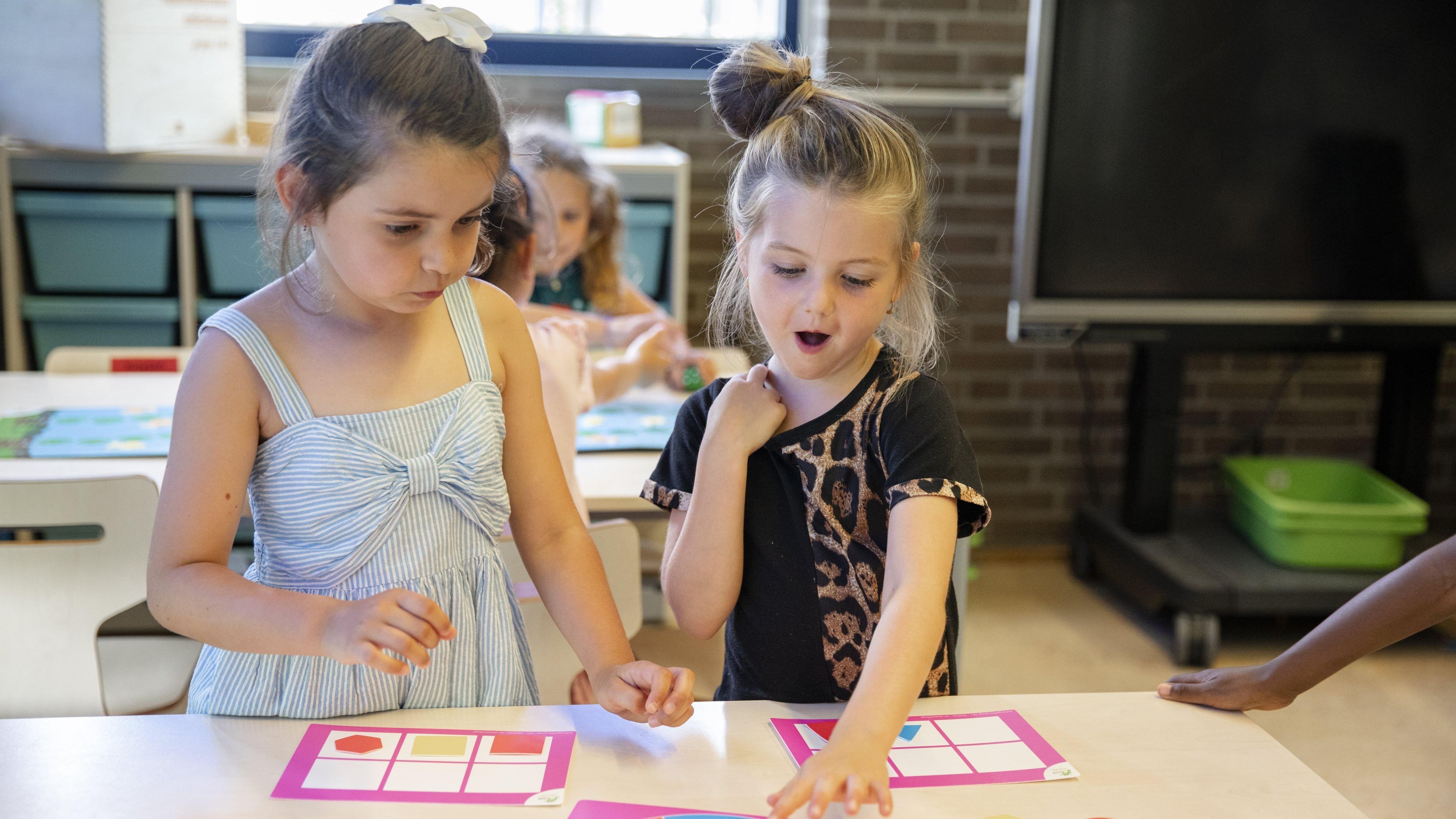 Leerlingen van O.b.s. De Vogelenzang in Spijkenisse zijn bezig met een educatieve activiteit. Leerlingen van O.b.s. De Vogelenzang in Spijkenisse zijn bezig met een educatieve activiteit.