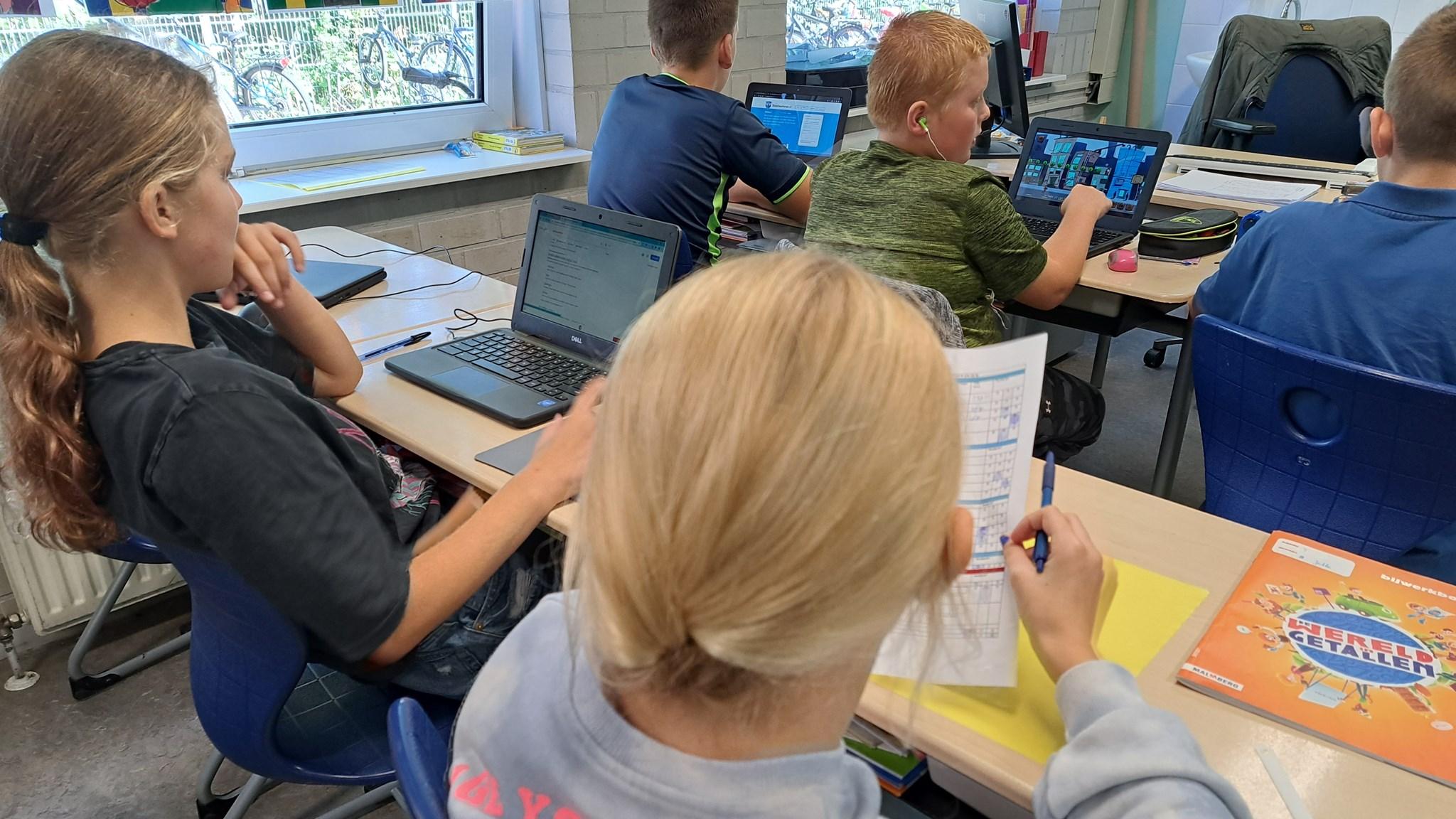 Leerlingen van obs Gieten in Gieten zijn bezig met hun schoolwerk in de klas. Leerlingen van obs Gieten in Gieten zijn bezig met hun schoolwerk in de klas.