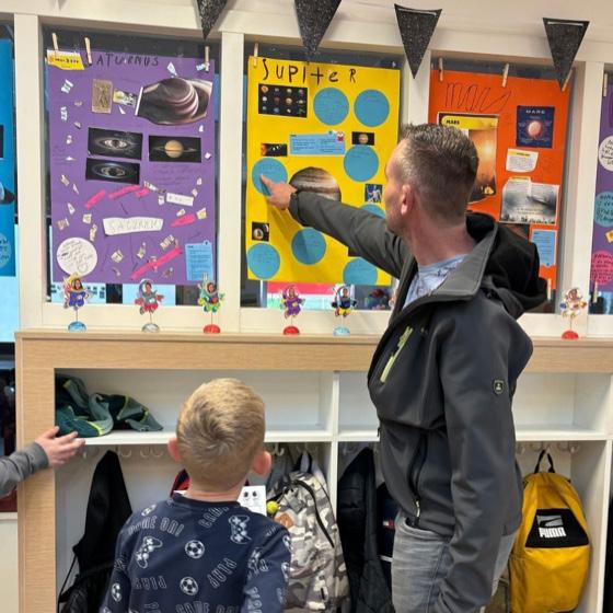 Leerlingen van OBS Het Anker in Wijk bij Duurstede ontdekken het zonnestelsel tijdens een interactieve les in de klas.