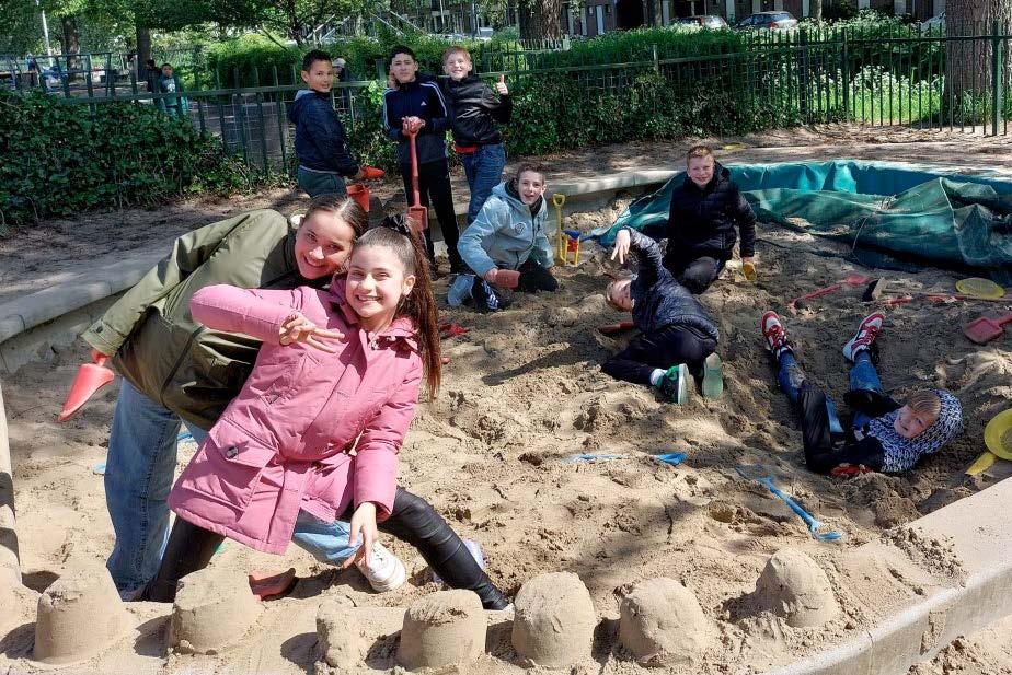 Leerlingen van Obs Prinses Margrietschool genieten van hun tijd op het schoolplein in West-Terschelling. Leerlingen van Obs Prinses Margrietschool genieten van hun tijd op het schoolplein in West-Terschelling.