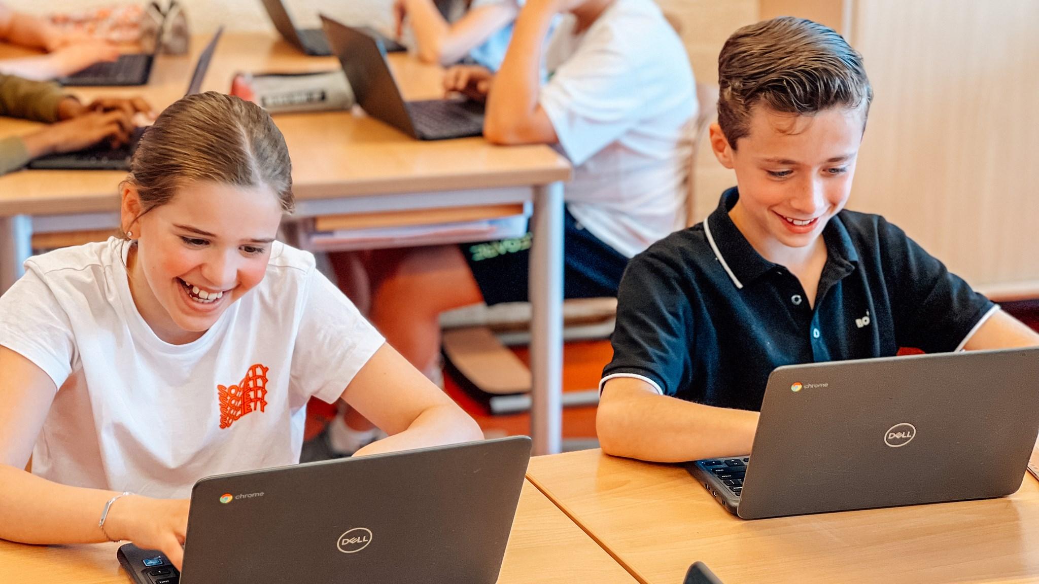 Leerlingen van Odaschool voor basisonderwijs Boshoven Weert zijn aan het werk met laptops in de klas. Leerlingen van Odaschool voor basisonderwijs Boshoven Weert zijn aan het werk met laptops in de klas.