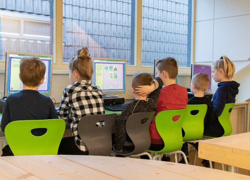 Leerlingen van OEC.Basisschool De Kubus in Zwolle zitten aan computers in een modern klaslokaal. Leerlingen van OEC.Basisschool De Kubus in Zwolle zitten aan computers in een modern klaslokaal.