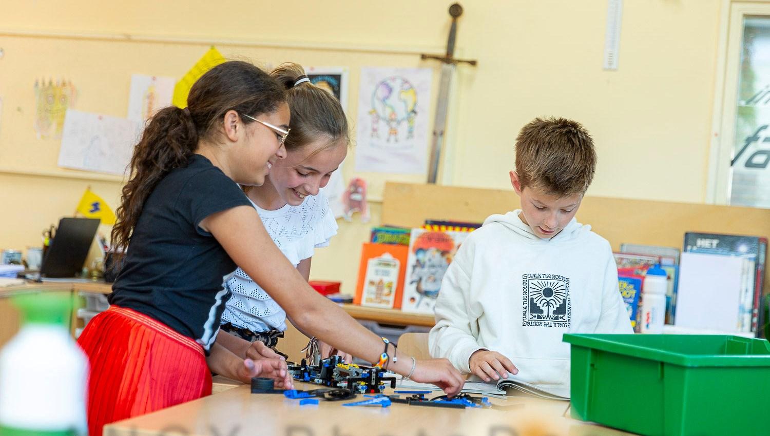Leerlingen van Openbaar Basisschool Weisterbeek in Horst werken samen aan een project in de klas. Leerlingen van Openbaar Basisschool Weisterbeek in Horst werken samen aan een project in de klas.