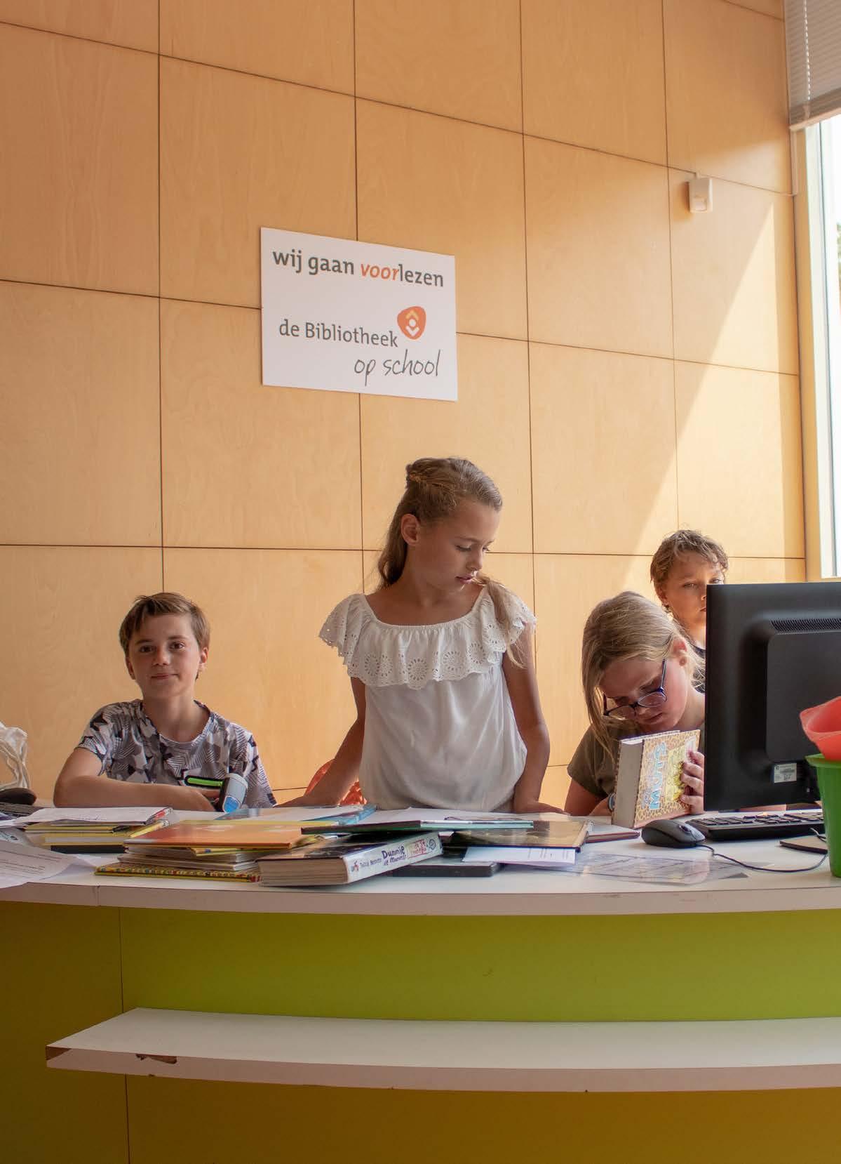Leerlingen van Openbare basischool De Zeevonk in Zandvoort werken samen aan een project in de bibliotheek op school. Leerlingen van Openbare basischool De Zeevonk in Zandvoort werken samen aan een project in de bibliotheek op school.