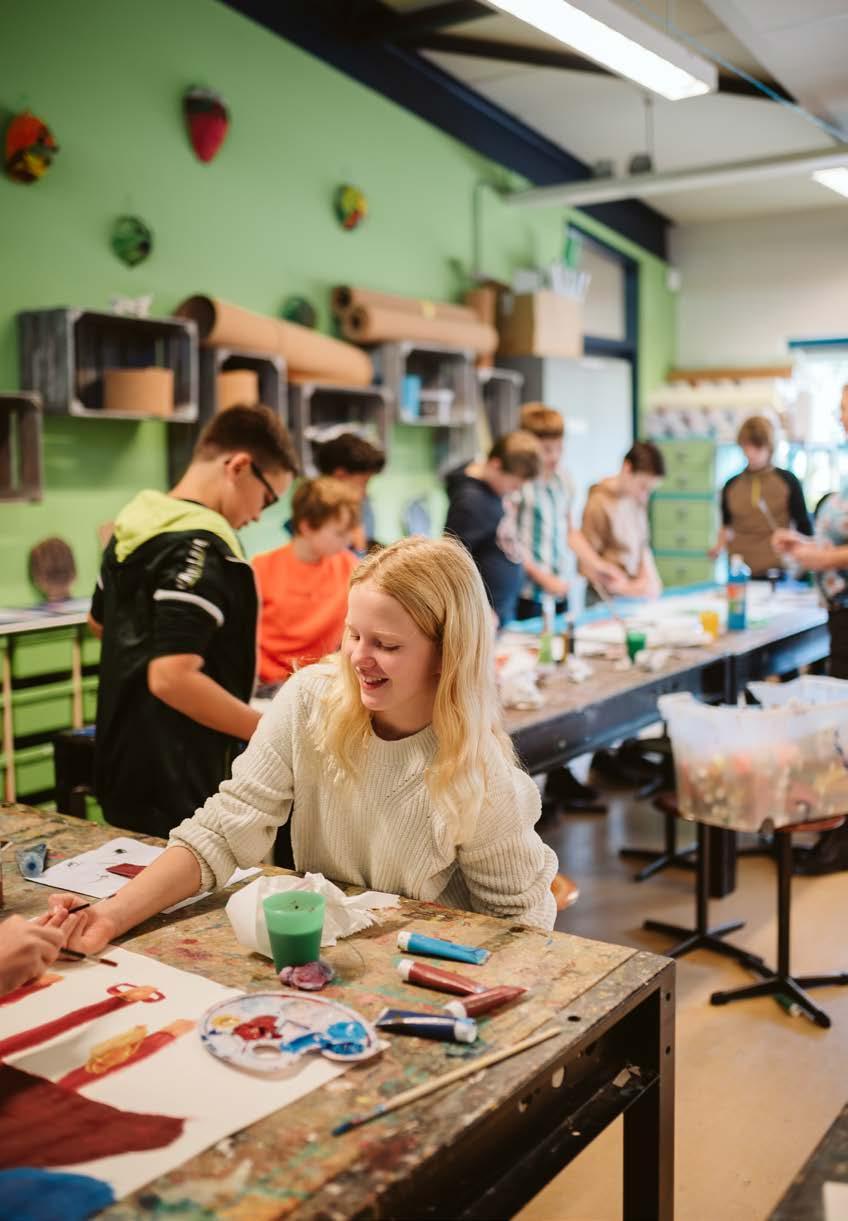 Leerlingen van Openbare Basisschool De Bogerd in Rossum (Gelderland) zijn creatief aan het werk in een kunstles. Leerlingen van Openbare Basisschool De Bogerd in Rossum (Gelderland) zijn creatief aan het werk in een kunstles.