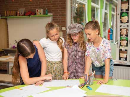 Leerlingen van Openbare Basisschool De Bron in Deurne werken samen aan een creatieve opdracht. Leerlingen van Openbare Basisschool De Bron in Deurne werken samen aan een creatieve opdracht.