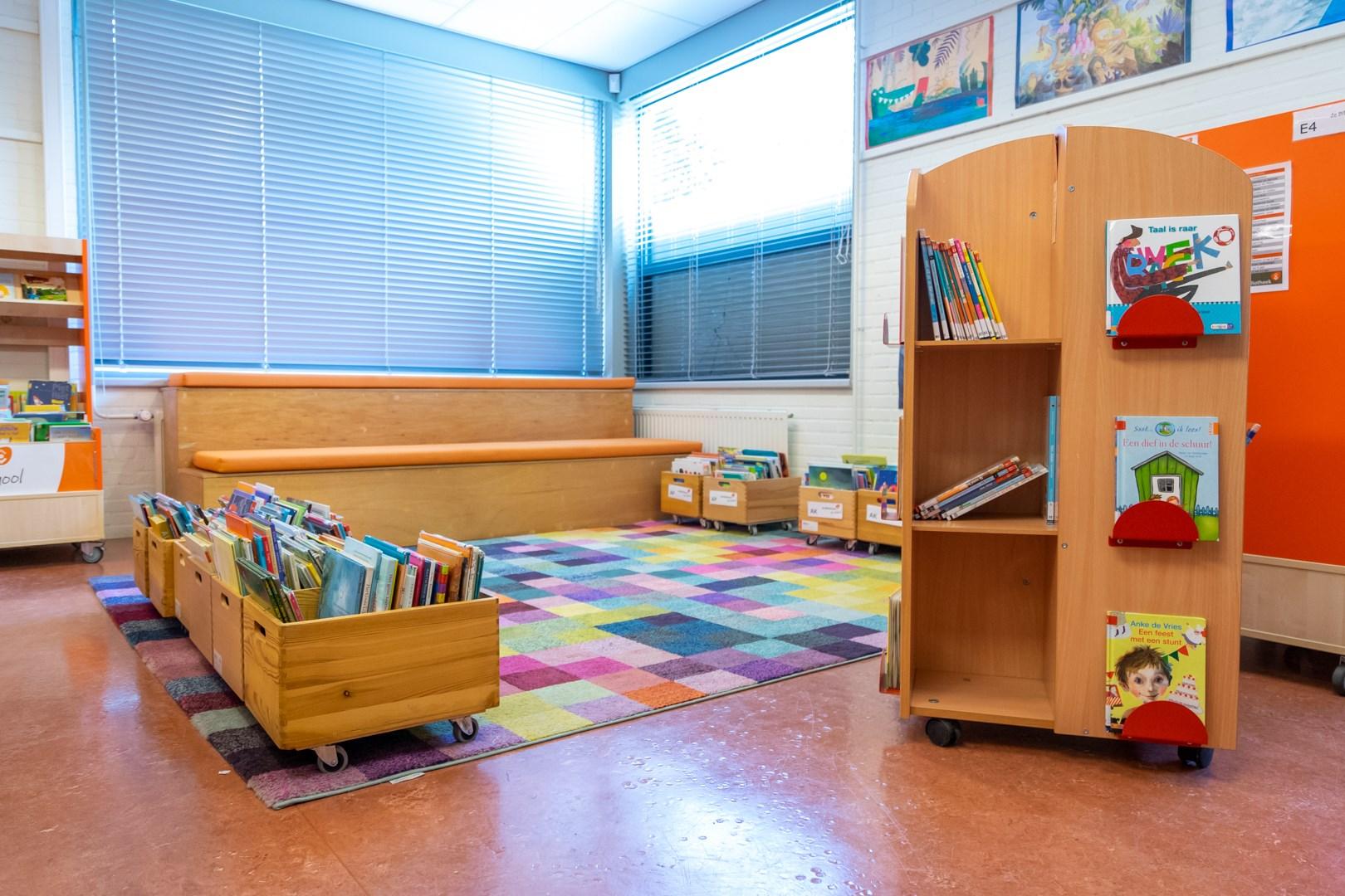 Leerlingen van Openbare Basisschool de Cocon in Alkmaar genieten van een kleurrijke en uitnodigende leeshoek. Leerlingen van Openbare Basisschool de Cocon in Alkmaar genieten van een kleurrijke en uitnodigende leeshoek.